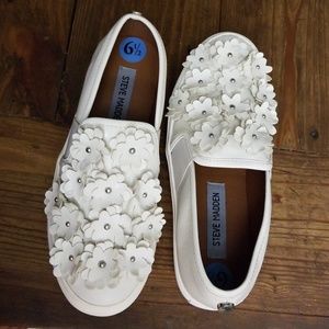 Loafers w/floral accent